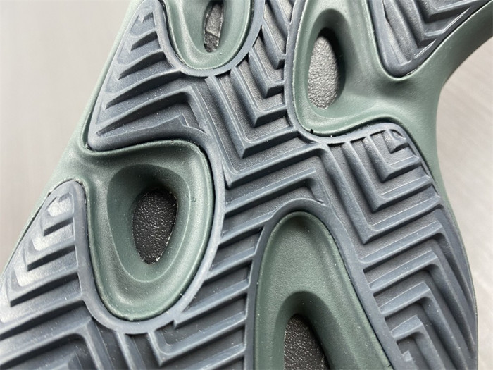 ad1d*s Y**zy 700 v3 copfad gy4109