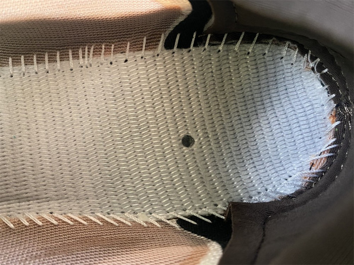 ad1d*s Y**zy 700 v3 copfad gy4109