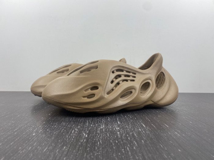 Y**zy foam runner “flax” gv6842