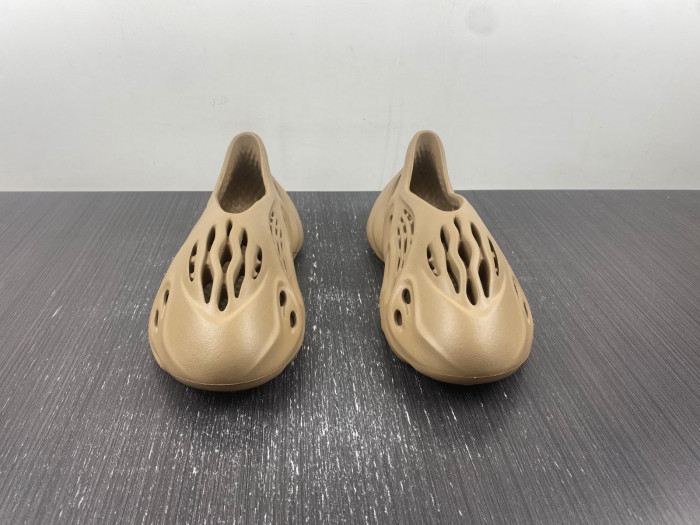 Y**zy foam runner “flax” gv6842