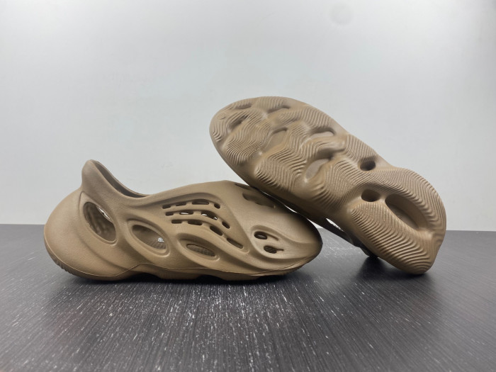 Y**zy foam runner “flax” gv6842