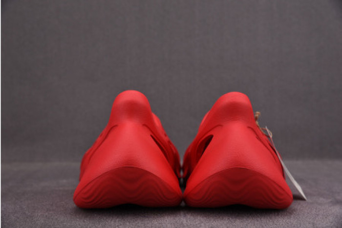 ad1d*s Y**zy foam runner red cw3355