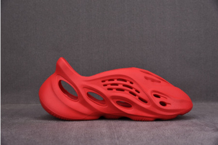 ad1d*s Y**zy foam runner red cw3355