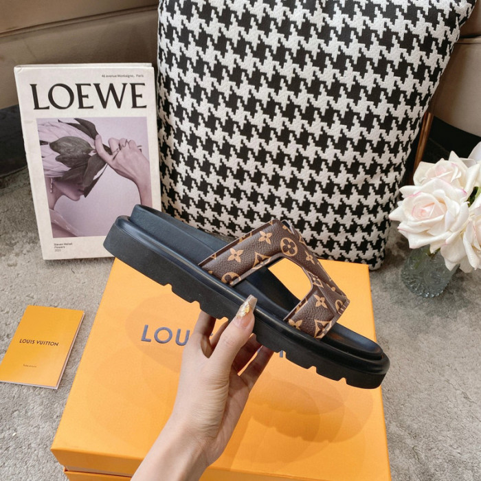 LV SLIPPERS