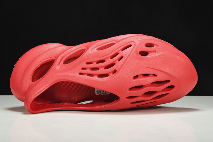 ad1d*s Y**zy foam runner red cw3355