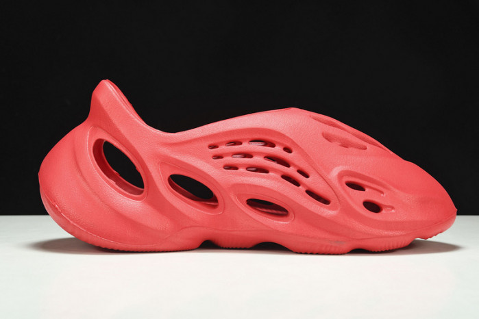 ad1d*s Y**zy foam runner red cw3355