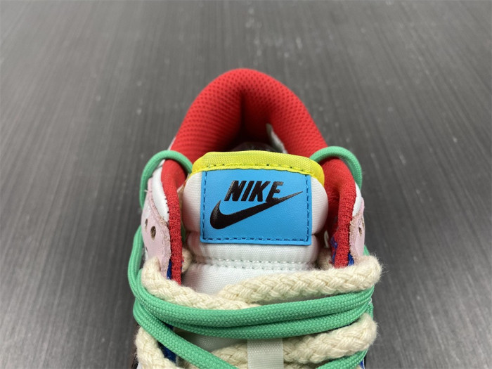 NIKE DUNK LOW SE ‘’ FREE.99