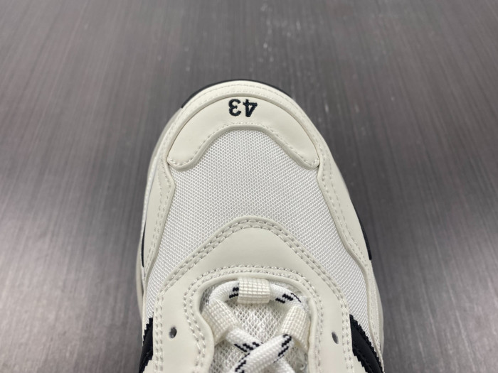 blcg  ×   Ad1d*s  yeeshoes042102