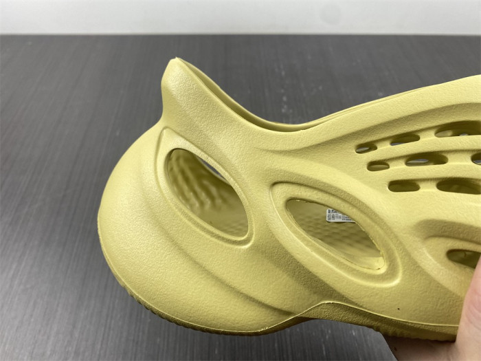 Y**zy foam runner  gv6775