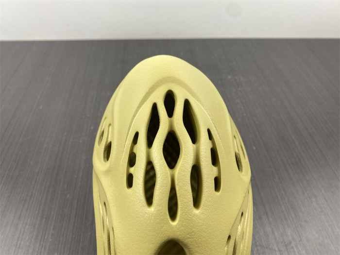 Y**zy foam runner  gv6775