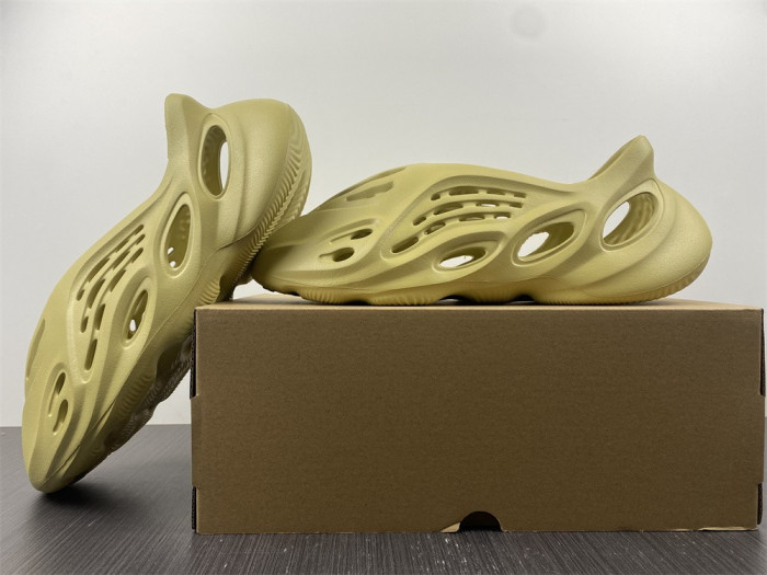 Y**zy foam runner  gv6775