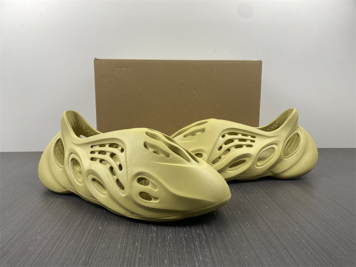 Y**zy foam runner  gv6775