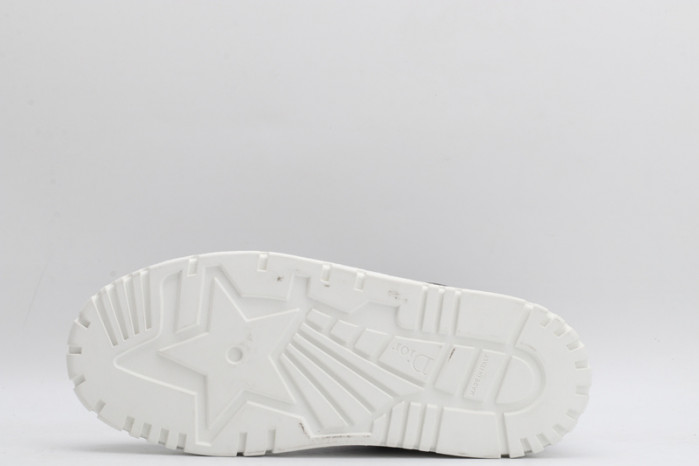 D10R B27 High Top Sneaker