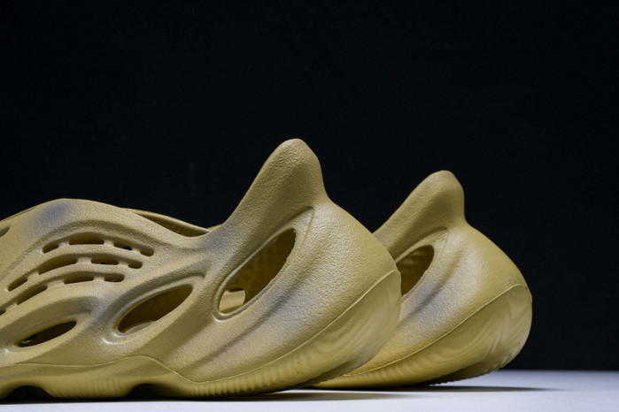Y**zy foam runner  “desert sand” gv6843
