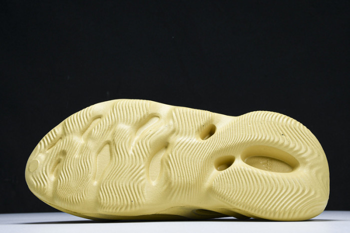 Y**zy foam runner  “desert sand” gv6843