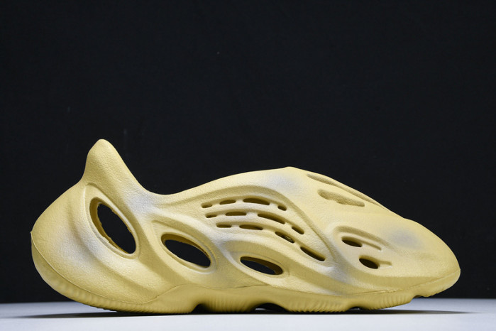 Y**zy foam runner  “desert sand” gv6843