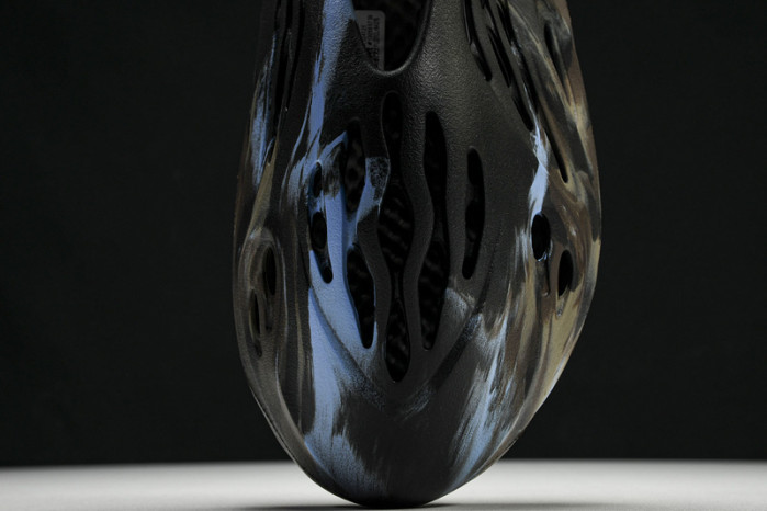 Y**zy foam runner  “mx cardon"  ld4126