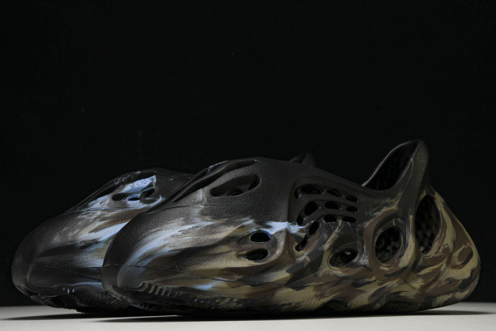 Y**zy foam runner  “mx cardon"  ld4126