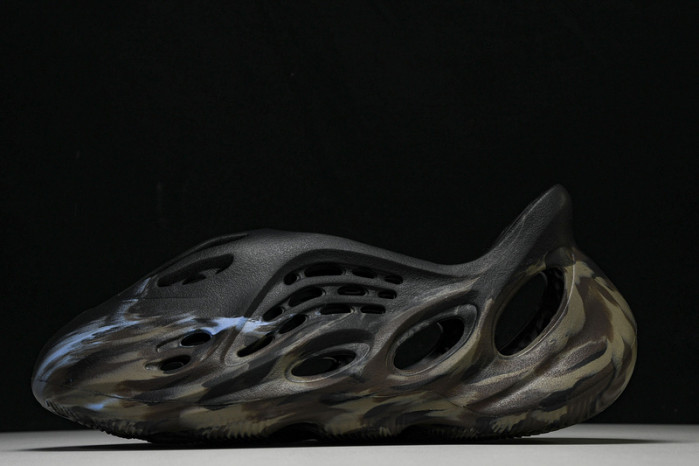 Y**zy foam runner  “mx cardon"  ld4126