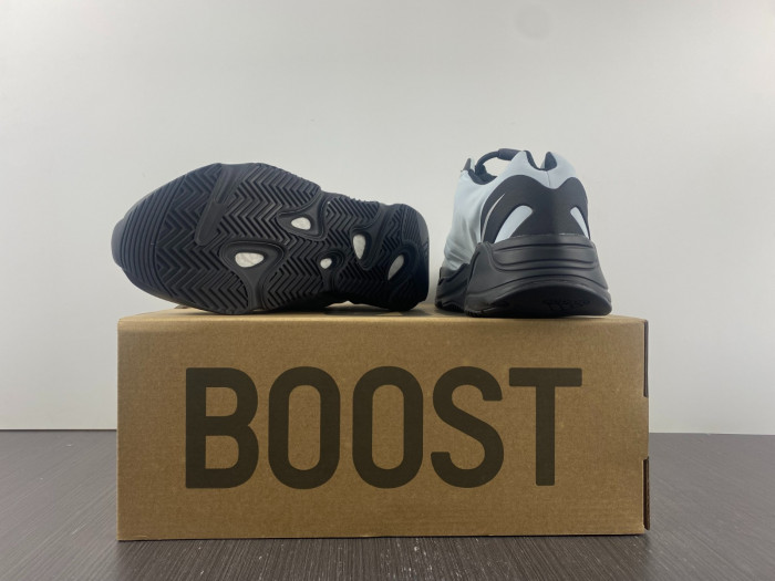 ad1d*s Y**zy boost 700 gz0711