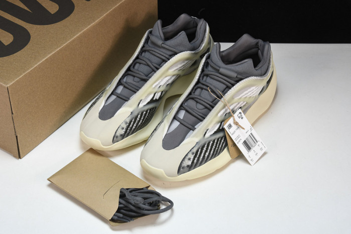 ad1d*s Y**zy 700 v3  fade id1674