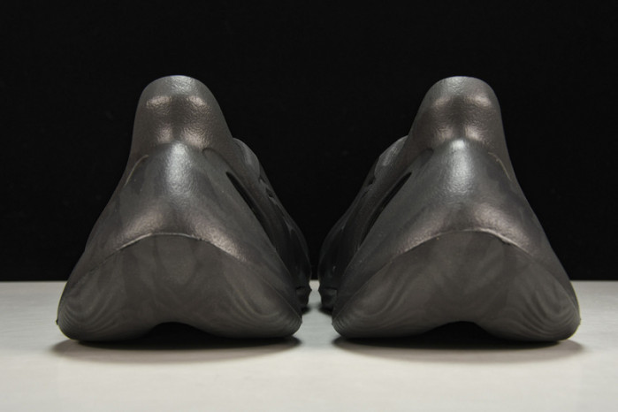 ad1d*s Y**zy foam runner “onyx” hp8739