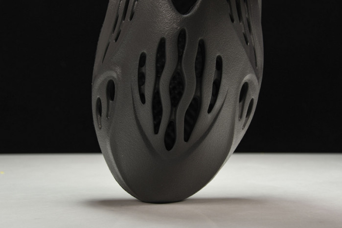 ad1d*s Y**zy foam runner “onyx” hp8739