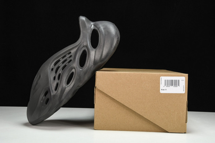 ad1d*s Y**zy foam runner “onyx” hp8739