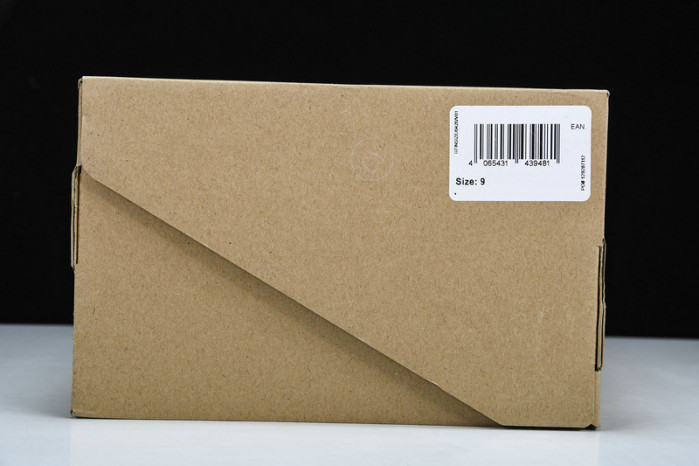 ad1d*s Y**zy foam runner “onyx” hp8739