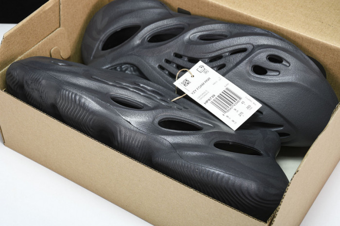 ad1d*s Y**zy foam runner “onyx” hp8739