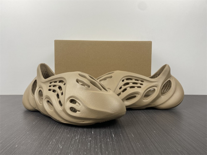 Y**zy foam runner  gy6774