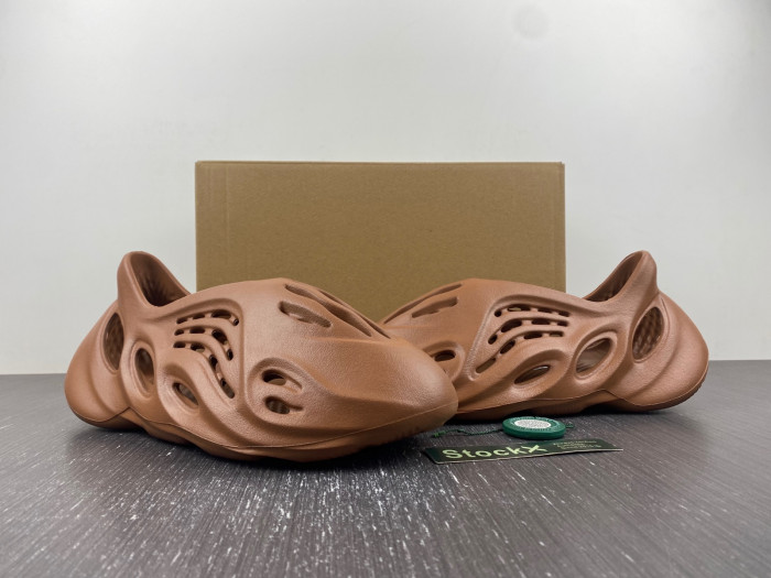 Y**zy foam runner  hp5335