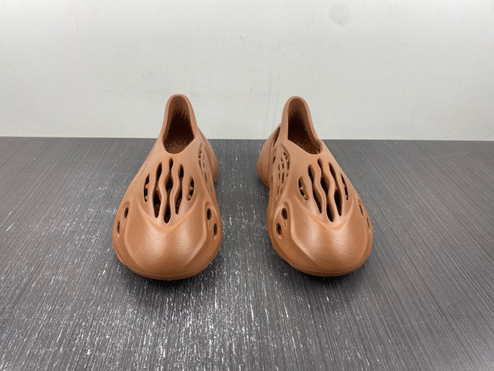 Y**zy foam runner  hp5335