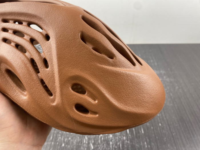 Y**zy foam runner  hp5335