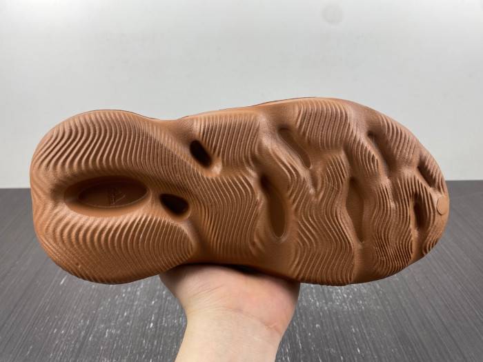 Y**zy foam runner  hp5335