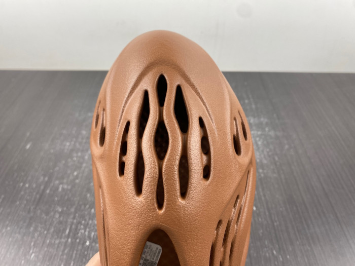 Y**zy foam runner  hp5335