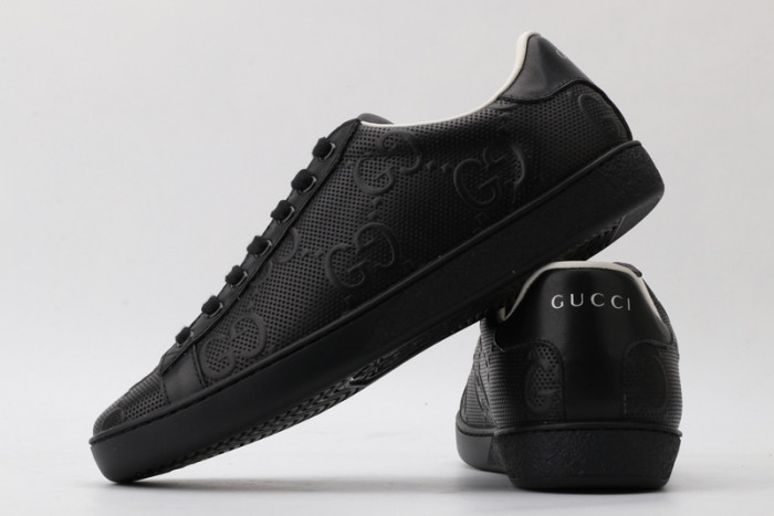 Gv*c ace embroidered low-top sneaker 431942a38g09065