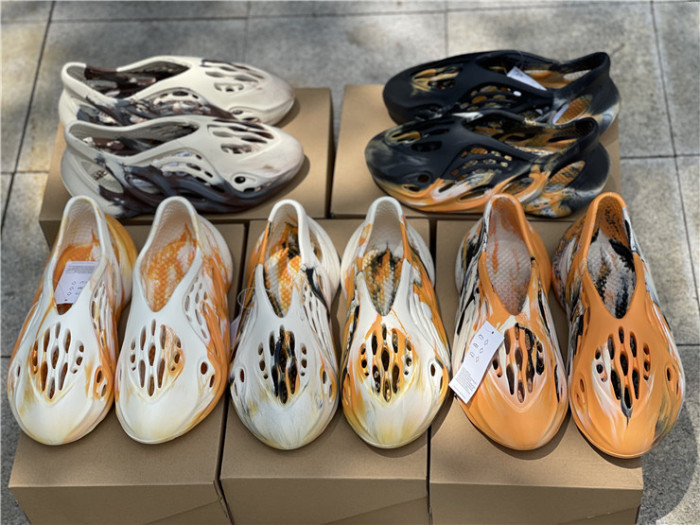 ad1d*s Y**zy foam rnnr mxt moon