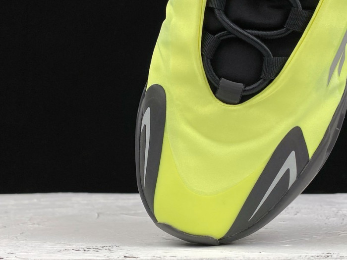 ad1d*s Y**zy boost 700 mnvn phosphor  fy3727