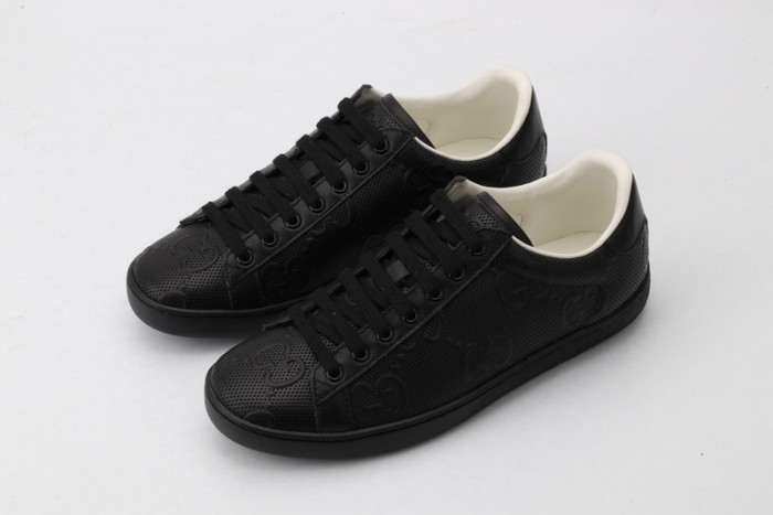Gv*c ace embroidered low-top sneaker 431942a38g09065