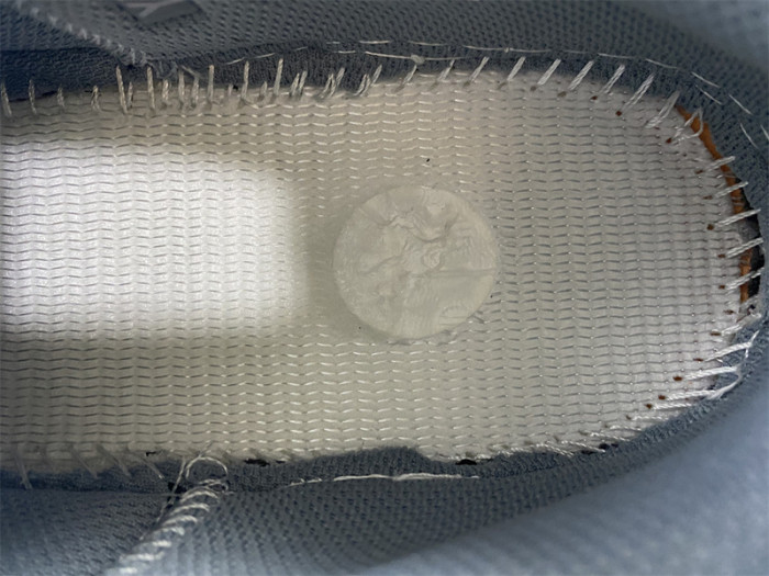 ad1d*s Y**zy boost 700 gw0296